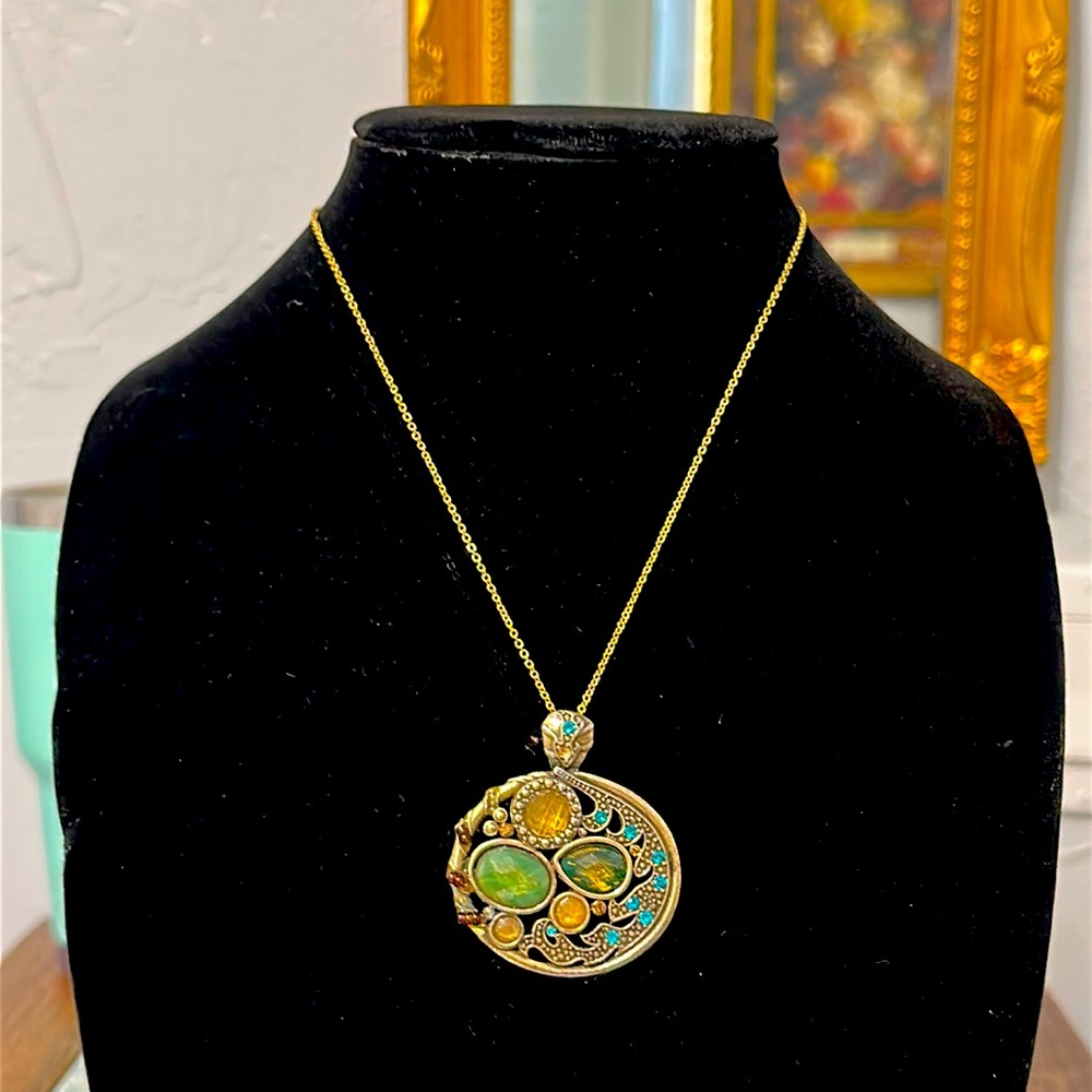 Elegant Gold and Green Pendant Necklace